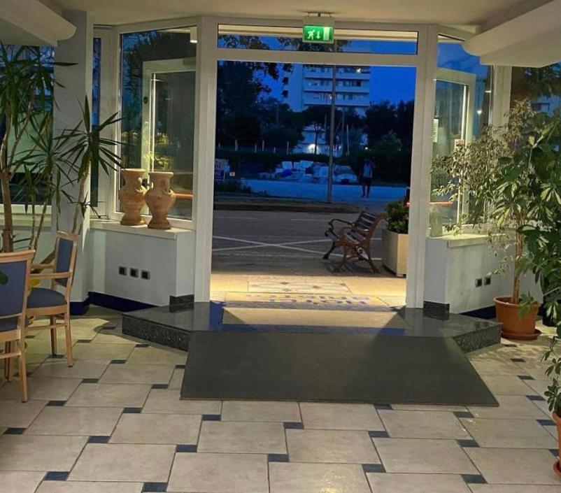 Hotel Bristol 米萨诺阿德里亚蒂科 外观 照片
